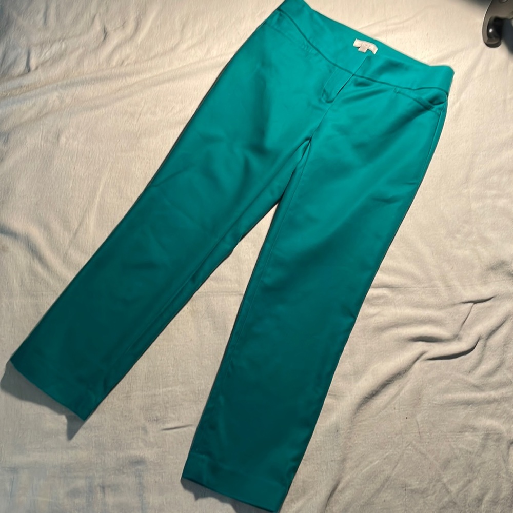 Loft green cropped pants size 0, 2 front & back pockets